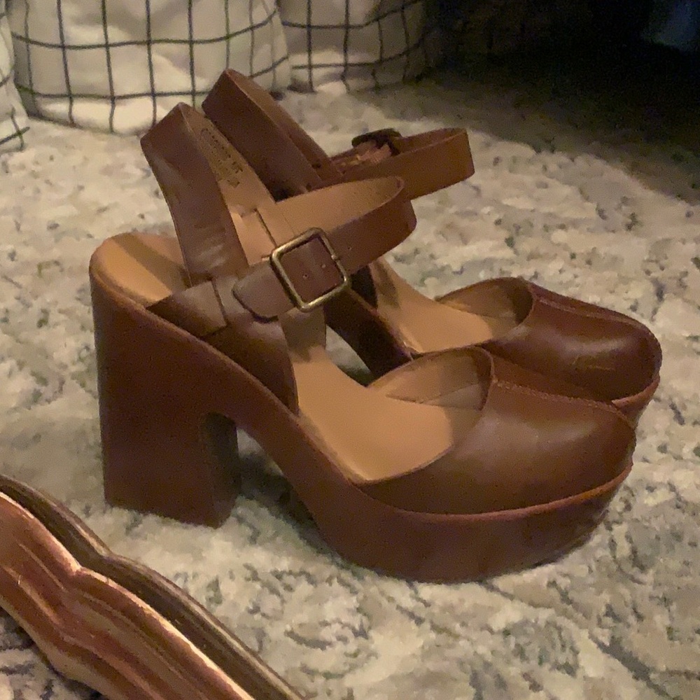 clog heels with retro 70s appeal